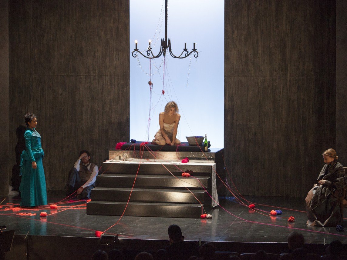 La Chatte métamorphosée en Femme